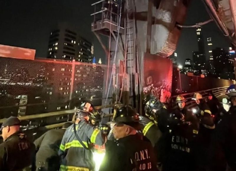 Nueva York: cayó 15 metros en el Queensboro Bridge mientras grababa un video y quedó en estado crítico