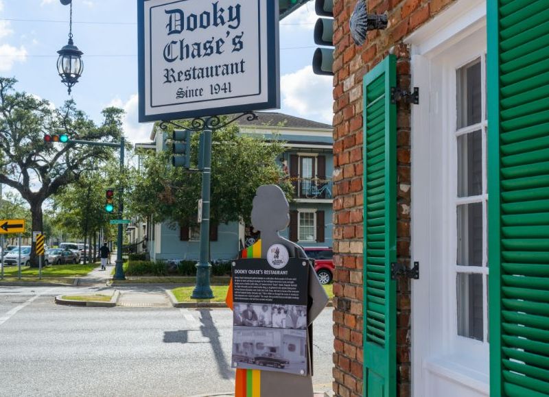 Balacera en un restaurante emblemático de Nueva Orleans deja un muerto y tres turistas heridas